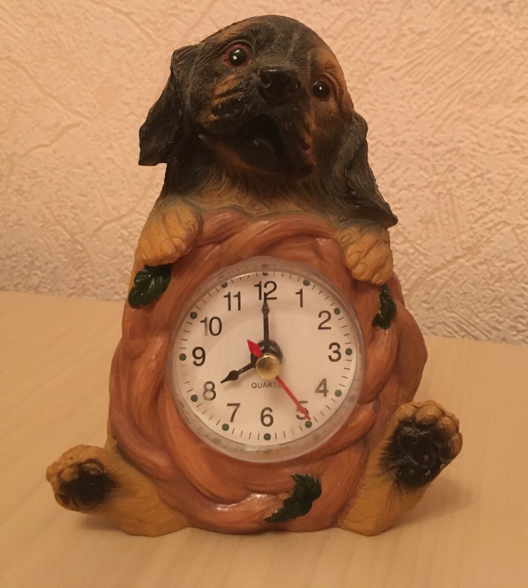 Es ist  acht Uhr. / It's eight o'clock. 