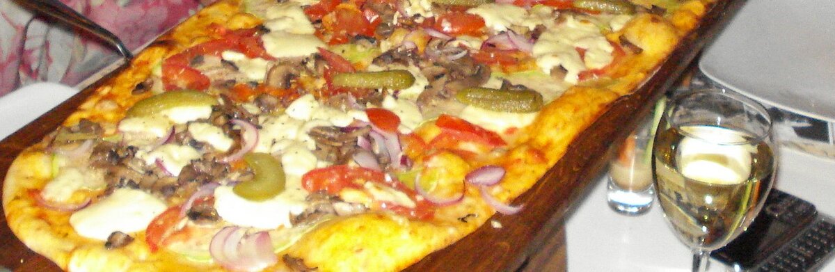 Половина метровой пиццы и бокал того самого вина. Телефон! Нокия Е75!! 