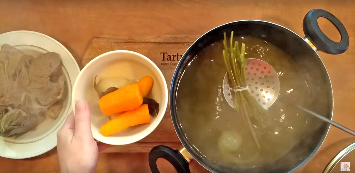 Праздничное заливное на Новый год: сказочный мясной торт "Леший".