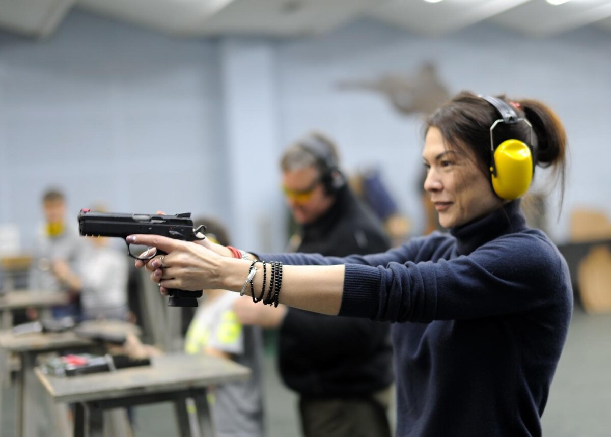 девушка в тире. стрелять в тире. женский тир. фотосессия в тире. женский тир.