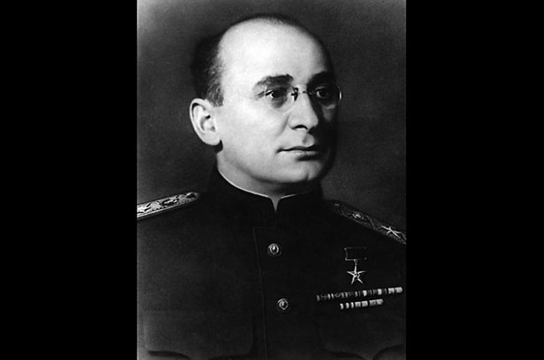 
Берия был главой НКВД при Сталине. Он ответственен за несколько партийных «чисток» и за смерть огромного числа людей. В 1953 г., вскоре после того как в Америке казнили супругов Розенбергов, его обвинили в сотрудничестве с британской разведкой и расстреляли.
