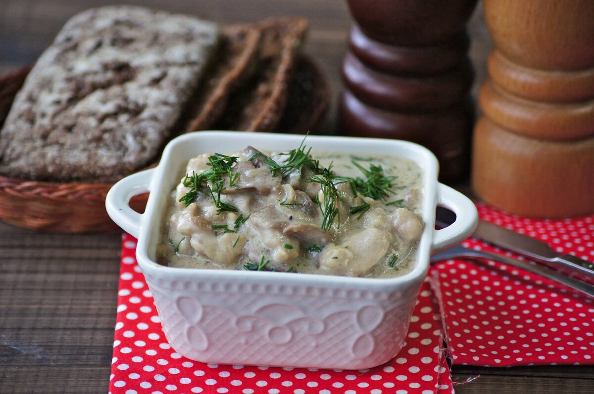 Бефстроганов из куриной грудки. Строганов из курицы. Бефстроганов из курицы с грибами. Бефстроганов с лесными грибами. Бефстроганов с курицей и грибами.