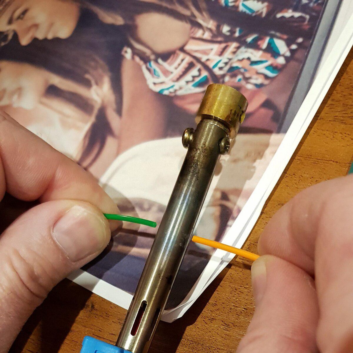 Быстро прислоняем торцами к паяльнику и соединяем. Стараемся слегка давить и соблюдать при этом соосность.