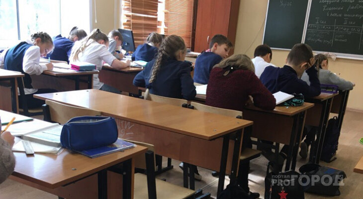 В Европейскую часть России пришла климатическая зима. По прогнозу синоптиков, холодная погода продержится здесь до конца декабря. Несмотря на то, что аномальных морозов не будет, метеорологи предупредили, что климатические рекорды в последнем календарном месяце 2019 года всё-таки ожидаются.

Погода на 30 дней в Удмуртии и Татарстане

Резкое похолодание уже пришло в регионы Приволжского федерального округа. Так, в Удмуртии столбики термометров на этой неделе уже опускались до минус 13-17. До конца месяца морозная погода на всей территории республики сохраниться, при этом ожидаются снегопады, которые в начале декабря усилятся. При этом если в начале месяца будет всего минус 6-8, то ближе к середине декабря столбики термометров вновь устремятся вниз и в отдельные сутки будут останавливаться на отметках минус 17-20. Новая порция обильного снегопада ожидается в 20 числах первого зимнего месяца. По прогнозу синоптиков, в период с 19 по 25 декабря может выпасть рекордное количество осадков.

Очень снежным будет последний месяц этого года и в Татарстане. Снегопады, которые зарядят здесь в конце ноября временно прекратятся лишь в начале второй декады. Поэтому, по прогнозу синоптиков, эту республику в декабре также ожидает рекордное количество осадков при средней температуре минус 6-8.

Погода в Астраханской и Волгоградской областях

По прогнозу синоптиков, свои рекорды преподнесёт погода и жителям некоторых субъектов Южного федерального округу. Например, в Астраханской области в конце ноября и весь декабрь осадков практически не ожидается – предположительно до конца года выпадет всего около 18-20 мм осадков. Рекордный дефицит влаги скажется на температурном фоне, который прогнозируется ниже климатической нормы сразу на несколько градусов. Самый холодный период в регионе ожидается с 15 по 20 ноября, когда погодные градусники будут показывать даже днём до минус 6 градусов.  

Климатический рекорд ожидается и в соседней Волгоградской области, где весь декабрь будет очень пасмурно. Обычно декабрь характеризуется здесь неустойчивой погодой, морозы время от времени чередуются оттепелями. Всего, согласно данным многолетних метеонаблюдений, в Волгоградской области в первый месяц календарной зимы бывает 5-7 солнечных дней. Осадки выпадают, как в виде снега, так и мокрого снега.  

На этот раз будет немного иначе. Так, солнечных дней будет не более двух, в середине декабря ожидаются осадки в виде дождя, чего практические здесь ранее не было. Кроме того, будет относительно тепло от плюс 1 до минус 2, а сильных морозов вообще не прогнозируется.  

Прогноз погоды в СПб на декабрь-2019

По прогнозу синоптиков, климатические рекорды может установить погода и в Санкт-Петербурге. Так, почти весь декабрь в Северной столице России дневная температура составит от нуля до минус 3, что выше климатической нормы. Как пояснили синоптики, на характер погоды в СПб окажет влияние область высокого давления в Атлантике, благодаря ему в Ленинградскую область усилится поступление атлантического воздуха, благодаря чему декабрь будет теплее обычного. Кроме того, ни сильного ветра, ни обильных продолжительных осадков, чем обычно богат декабрь в городе на Неве, в этом году пока синоптики не обещают.

Погода в Москве. Точный прогноз синоптиков

Синоптики предупреждают москвичей о декабрьских морозах и рекордно высоком давлении. При этом метеорологическая зима уже пришла в столичный регион. Произошло этом минувшей ночью, когда столбики термометров в некоторых районах Москвы и Подмосковья опускались до минус 11, что стало рекордом для уходящей осени.

Предыдущий рекордный холод был зафиксирован 1 ноября: тогда погодные градусники показывали 3,8 градусов ниже нуля. Метеорологи напомнили, что минимальная климатическая норма в декабре составляет минус 8,6, что ниже утренних показателей. Таким образом, декабрьские морозы наступили в Москве уже сейчас. Помимо существенного похолодания, в ближайшие двое суток метеорологи прогнозируют рекордно высокое атмосферное давление. Ожидается, что оно составит 770 мм рт. ст. при норме в 747. Это самое высокое значение для конца ноября в Москве в этом веке. Предыдущий рекорд был установлен 21 ноября в 2016 году и составлял 764,8 мм рт. ст.

По прогнозу синоптиков, в декабре аномальных морозов в Москве не ожидается. Дневная температура составит минус 2-6, ночная – минус 2-8. Возможное похолодание может прийти в регион во второй половине декабря. Синоптики предполагают, что вторжение холодного атмосферного фронта, который придёт из Арктики принесёт в столичный регион морозы до минус 15-17. Впрочем, как полагают метеорологи, надолго такая погода в столице не задержится. Примерно 26-27 декабря в Москве ожидаются сильные снегопады, а температура вернётся к комфортным показателям – минус 2-5.

А вот атмосферное давление продолжит быть очень нестабильным и может колебаться в декабре от 740 мм рт. ст. до рекордных 771 мм рт. ст. Ранее «Эксперт» сообщал, как пережить аномальные перепады атмосферного давления.