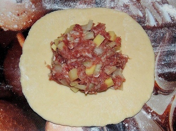 Вак балиш (маленькие пироги с мясом и картошкой)

Вам потребуется:
Мука - 700 гр.,
Масло сливочное - 250 гр.,
Кефир - 500 мл.,
Сода чайная - 1 ч.л.,
Соль - 1 ч.л.
Начинка:
Говядина (мякоть) - 0,5 кг.,
Картофель (средний) - 7 шт.,
Лук репчатый - 3 шт.,
Соль, перец черный молотый - по вкусу
Для бульона:
Вода - 300 мл.,
Масло сливочное - 50 гр.
Соль - 1/3 ч.л.
Для смазывания пирогов - 1 яйцо.

Как готовить:

1. В чашку всыпать 700 гр. муки. Натереть(туда же) на тёрке холодное сливочное масло. Масло перетереть с мукой до состояния крошки. Посолить.
В кефире размешать 1 ч.л. соды, чтобы кефир закипел и зашипел, и вылить его в чашку с мукой. Замесить тесто. Тесто должно быть не липким и мягким, как "мочка уха".
Готовое тесто положить в пищевой пакет и оставить отдыхать минут на двадцать.

2. Пока "отдыхает" тесто, займёмся начинкой.
Говядину и картофель нарезать кубиками, стороной в 1 см. 
Репчатый лук мелко нарубить.
Смешать мясо, картофель, репчатый лук, посолить и поперчить по вкусу. Начинка готова.

3. Начинаем лепить пироги.
Размять руками ещё раз тесто и разделить на две одинаковые части. Одну часть убрать в пакет (для того, чтобы тесто не заветрилось, пока будем работать с первой частью)
Первую часть теста разделить на 9 одинаковых кусочков, скатав их в клубочки.
Кусочек теста раскатать в круглую лепёшку, размером с блюдце.
На середину теста положить начинку, края теста поднимаем к верху и защипываем по кругу, оставляя в середине дырочку она нам нужна для того, чтобы заливать туда бульон.
Тоже самое проделываем со второй частью теста.

4. Пироги выкладываем на противень застеленный бумагой для выпечки, смазываем взбитым яйцом и ставим в нагретую духовку до 180 гр. на 20 минут.
Затем, вынуть из духовки, влить в дырочку каждого пирога по 1-1,5 ст.л. бульона, поставить обратно в духовку и запекать ещё 40 минут.

5. Для бульона: в сотейник влить 300 мл. воды, добавить 50 гр. сливочного масла, соль, довести до кипения, проварить 1-2 минуты и снять с огня. (если есть в наличии куриный или говяжий бульон, можно использовать его)

Вак-балиш подаём горячими, как самостоятельное блюдо, можно к нему подать куриный бульон, а можно просто со сладким чаем. Хорошо брать с собой на работу на обед, и детям в школу давать для перекуса. Необыкновенно вкусно, приятного аппетита!))
Хранить в холодильнике в закрытой чашке, спокойно пролежат 3-4 дня, перед едой можно разогреть в микроволновке, а можно и в холодном виде съесть - тоже вкусно!)

P.S. Тесто делим сразу на 2 части (по 9 кусочков в каждой), и начинку зрительно тоже делю на 2 одинаковые части, и каждую часть равномерно раскладываю на 9 пирогов, таким образом получается в каждом пироге одинаковое кол-во начинки, и никаких остатков.
И помещается всё сразу на два противня, которые выпекаю вместе.