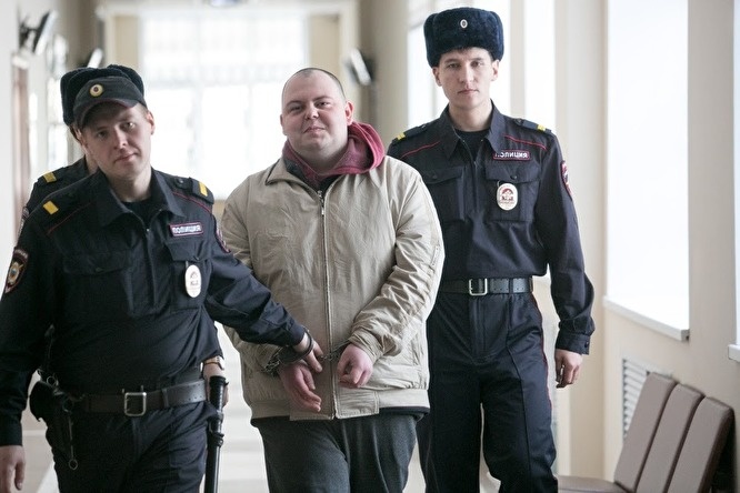 сынок судьи. Также мил как и папа...Яблоня от яблони...