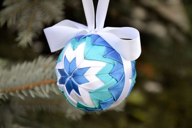 Очень симпатичная елочная игрушка ручной работы. Выполнена из атласных лент.