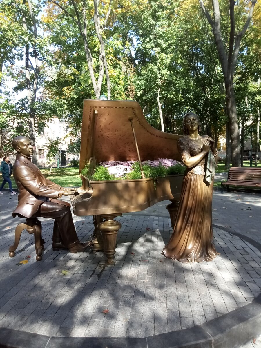 Памятник Клавдии Шульженко 