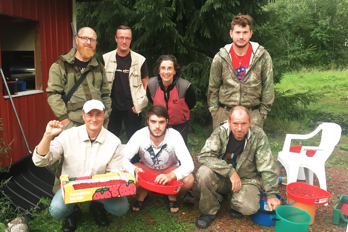 Я и сборщики ягод из России