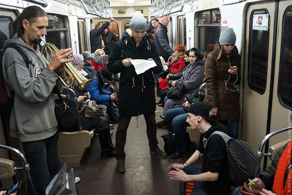 Метро новосибирск фото. Сидит в метро. Пм поезд метро. Станции метро новосибирск. Миллионник в метро.