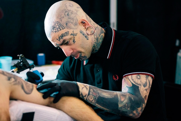 Тату мастер за работой