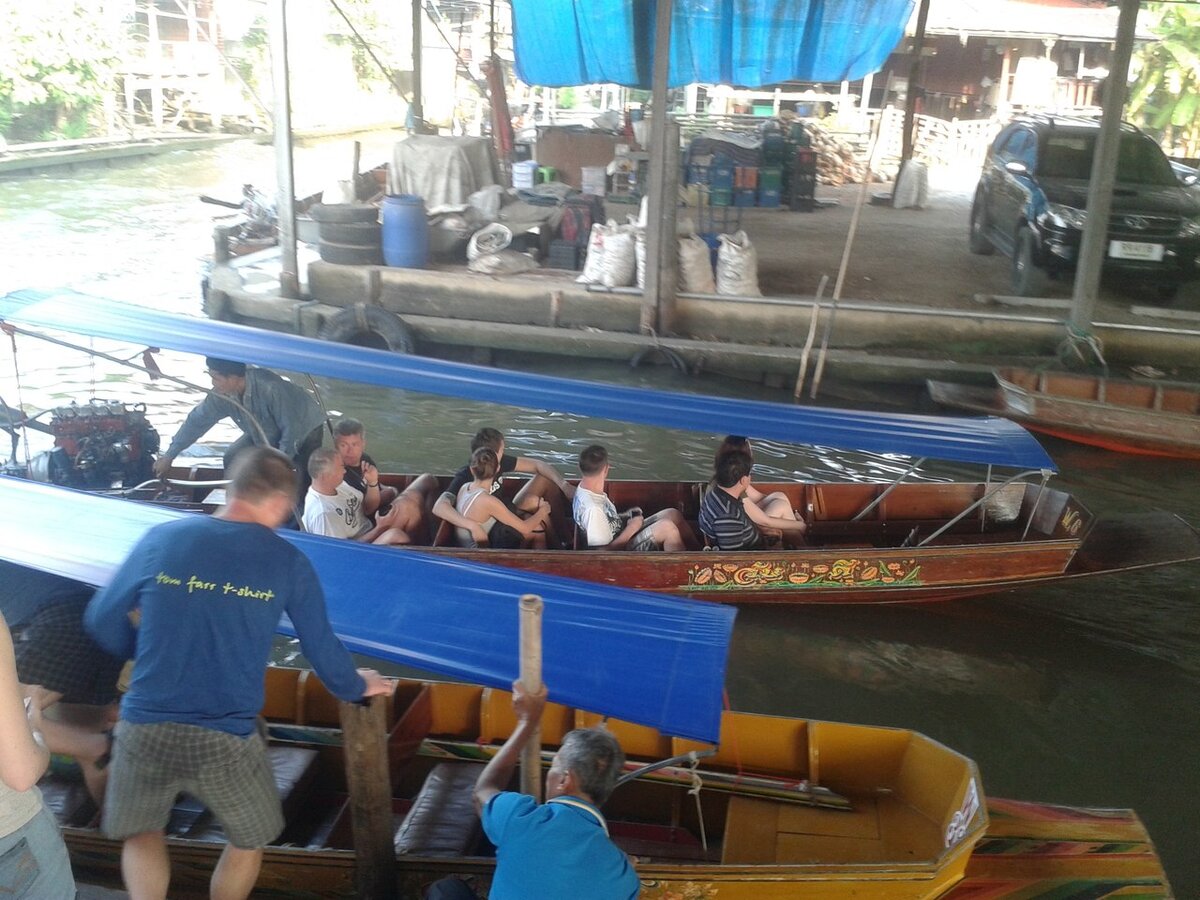 Плавучий рынок в Таиланде