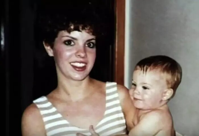 Аарон Фрейзер на руках у матери Фото из семейного архива, News4Jax