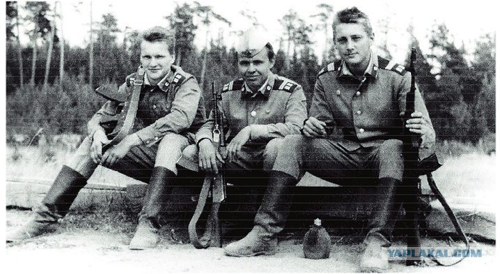 Евгений Сидихин (крайний слева) в Афганистане