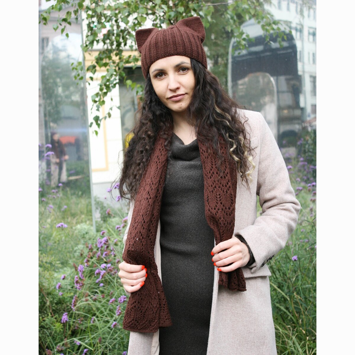 Не смотря на всю игривость модели с ушками, оцените сочетание классической строгости и смелой шапки.