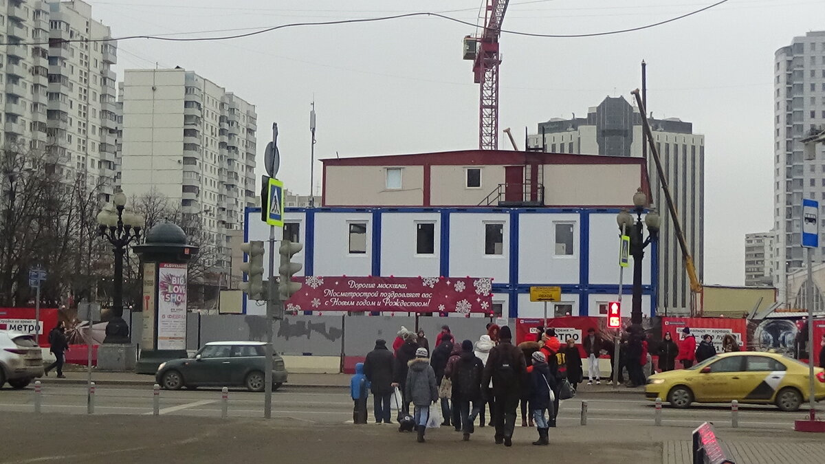  Перспективу пути, по которому тысячи гостей "Сокольников" каждые выходные идут к парку, обхватывают бесчисленные заборы и другие элементы стройки новой станции метро