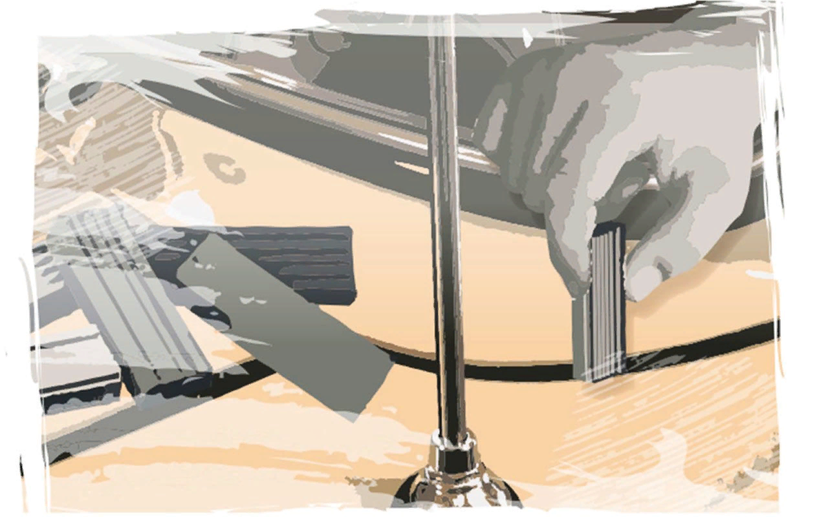 ЩЕЛИ И ПЛАСТИЛИН! Одним из непонятных заводских решений на новеньких Жигулях ВАЗ 2101 и ВАЗ 2102 были широкие сквозные щели между передними крыльями и рамкой ветрового стекла. Владельцы недовольно морщились : мол , в этих местах кузов будет ржаветь сильно! И старательно замазывали эти щели всем, что попадалось под руку,- даже обычным школьным пластилином. И все таки никаким конструктивным дефектом они не являлись : вода беспрепятственно стекала вниз. Тем не менее уже на следующих моделях эти щели исчезли!                                        