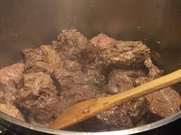 Слегка поджарить мясо (на сухой сковороде!) и потом сложить его в кастрюлю с толстым дном.