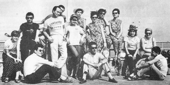 Часть актеров Cantagiro 1965 во время отдыха. Вы можете видеть (слева направо): Рита Павоне и Нико Фиденко (в майке официального Кантаджиро), Микеле - присевшего между ними;  последняя девушка справа сидит в очках  - Caterina Caselli;  в правом нижнем углу в профиль - Джанни Моранди в то время как в центре виден весь состав девичей группы The Snobs.