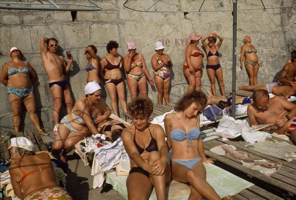 Загорающие в Ялте, Крым, 1988 год. (Bruno Barbey) 