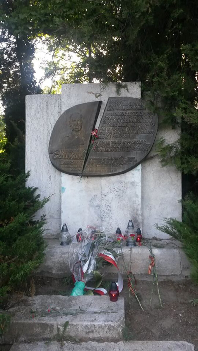 Памятник маршалу Василию Чуйкову. Установлен в Познани, стоит до сих пор.