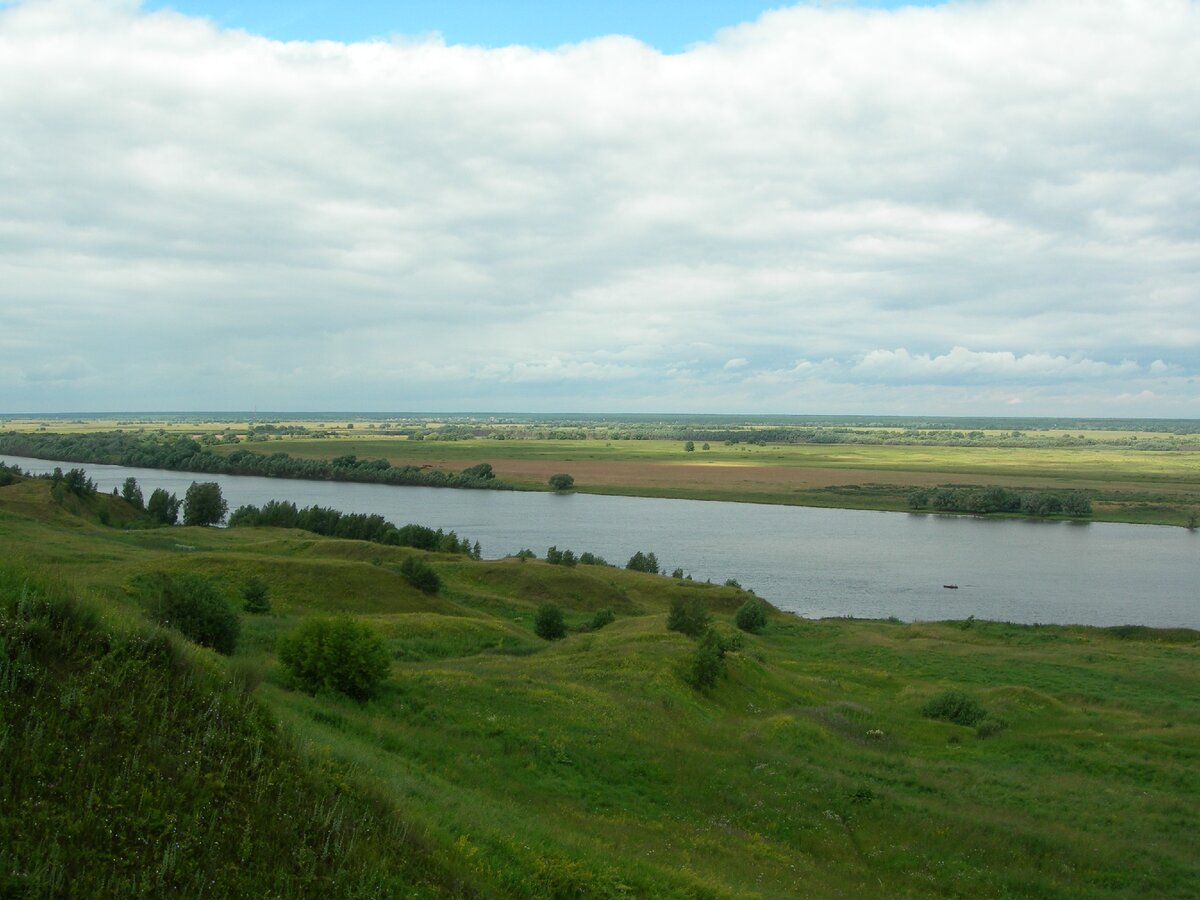 Река Ока в Константиново - музее Сергея Есенина под Рязанью. Сюда нужно ехать не по Рязанскому проспекту, а по Волгоградскому. Фото 06.07.2008