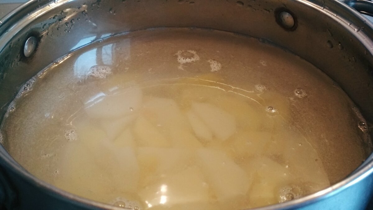 Картофель нарезаем и ставим вариться.