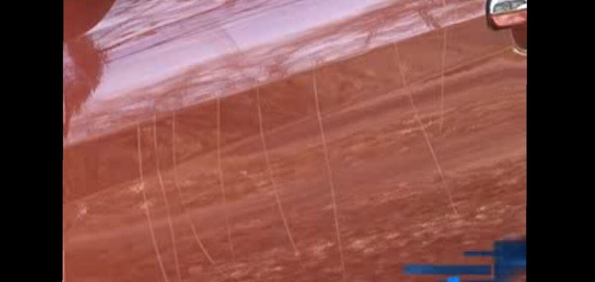 Бывает и так. Хулиганы проходили мимо, и исцарапали ключом дверь авто. Не переживайте. ПО камерам их тоже можно отследить!