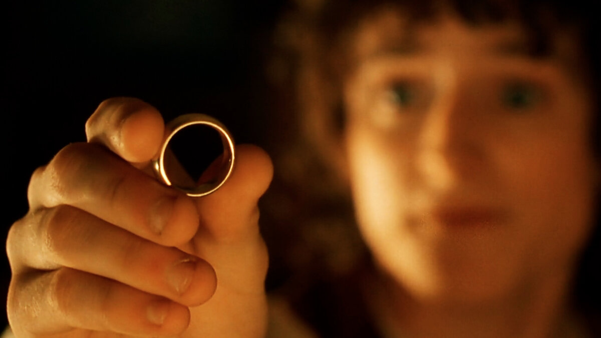Фродо предлагает Гэндальфу взять Кольцо Всевластья. Фильм "Властелин колец: Братство кольца"