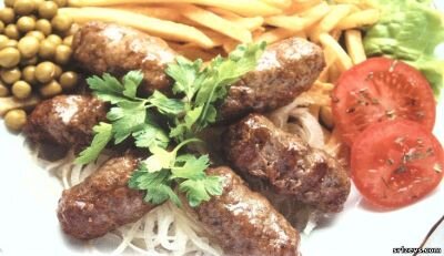 Как приготовить молдавские мититеи Как говорил один знакомый повар, чем проще рецепт, тем вкуснее! Почитал на нескольких сайтах рецепты мититей и честно говоря, люди писавшие эти рецепты явно ни когда не готовили это блюдо, так как положить на 400 грамм мяса чайную ложку молотого перца чили и чайную ложку черного перца, это явный перебор, не считая набора ещё 8 специй которые добавляются на такой объём мяса на кончике ножа, а не чайными ложками, да и по большому счету вообще не подходят для этого блюда. Вот и решил выставить простенький, но рабочий рецепт этих вкусных колбасок, которые в Молдове называют мититеями!

Ингредиенты для приготовления мититей по молдавски
1. Телятина 500-600 грамм

2. Чеснок свежий 4-5 зубчиков или чайная ложка сухого

3. Мясной бульон 50 грамм 

4. Половинка чайной ложки без верха черного молотого перца

5. Четверть чайной ложки без верха зиры

6. Свиное сало 50 грамм

7. Соль по вкусу

Рецепт приготовления мититей 
В данном рецепте я рекомендую использовать телятину. Мясо очищаем от жилок и пленок, промываем водой, нарезаем на куски, очищаем от шелухи чеснок.

Пропускаем через мясорубку мясо, сало, чеснок, после чего солим перчим, добавляем специи, бульон, всё хорошенько перемешиваем, отбиваем для лучшей связки и отправляем в холодильник на 4-5 часов. 

Достаем фарш из холодильника, слегка перемешиваем, формируем мясные колбаски 12-15 сантиметров.

Жарить можно  на гратаре, сковородке, в духовке. В последних двух вариантах вам понадобиться растительное масло или смалец. Подавать можно с гарниром, салатом, соусом.