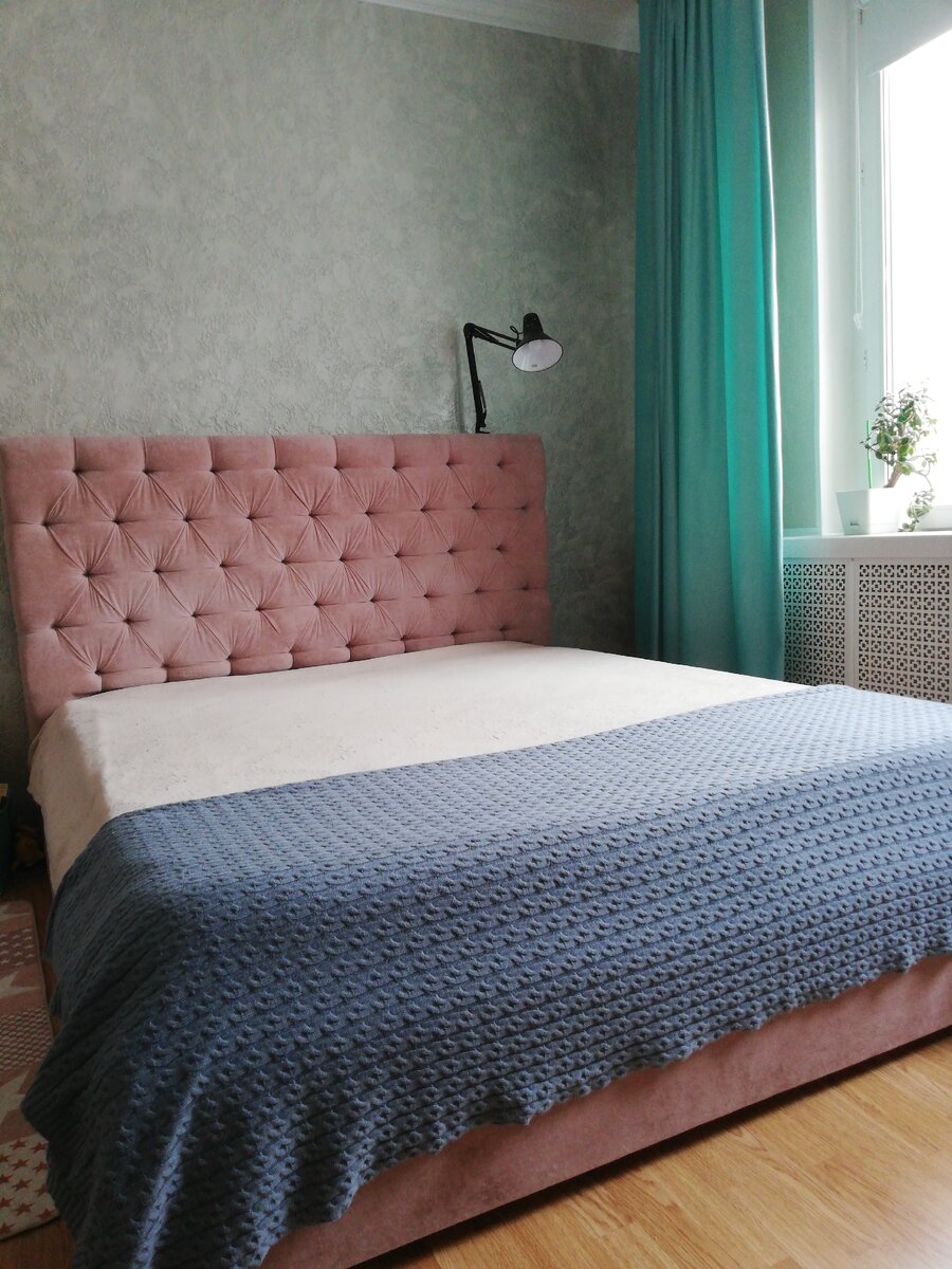 Кровать из массива сосны с тканевой обивкой