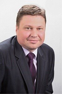 "Ситуация на рынке грузоперевозок по направлению Польша–Украина повторяется уже несколько последних лет, но с каждым следующим годом период обострения наступает раньше. При растущем рынке грузоперевозок польская сторона ежегодно уменьшает количество разрешений для украинских перевозчиков, тем самым стремясь увеличить долю польского перевозчика на украинском рынке. Но по факту, интерес польского перевозчика на рынке Украина заканчивается до города Киев, и уровень фрахта на 25-30% выше. Тем самым, мы ежегодно наблюдаем искусственный дефицит предложения транспортных средств на рынке Польши, взвинчивающий уровень ставок на 50% а то и 100%", – прокомментировал ситуацию директор Киевского офиса ГК TELS Дмитрий Стасевич.