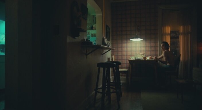 Кадры из фильма, где появляется Джокер и начинает писать левой рукой.