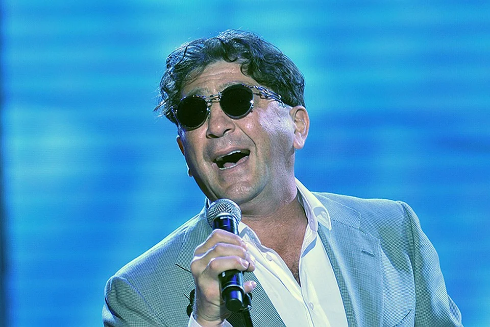 поет песни артист