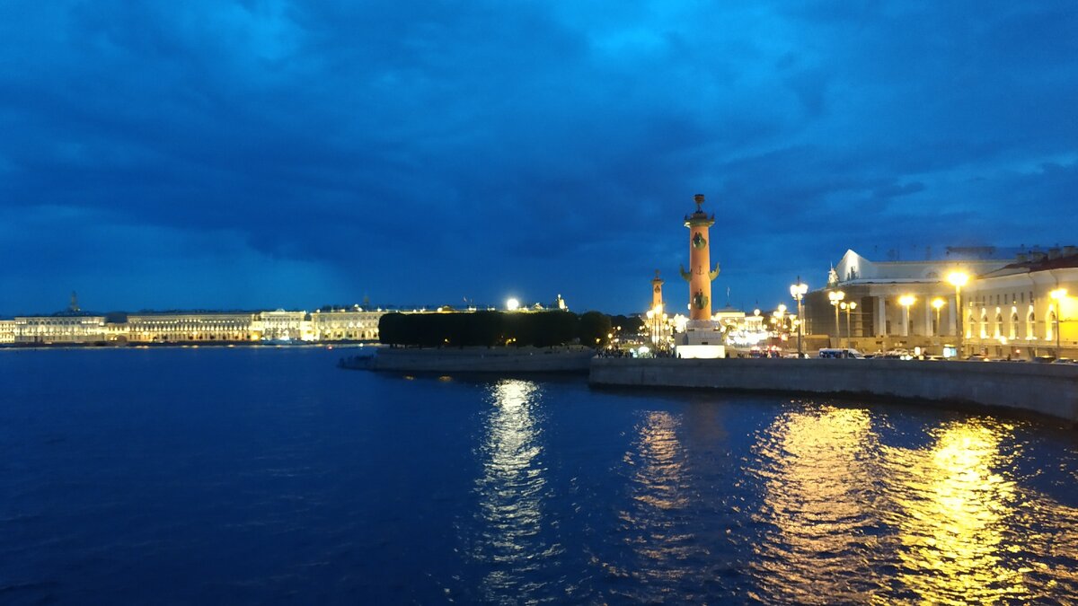 Ростральные колонны  Тома де Томона, показывают мощь и величие морского флота