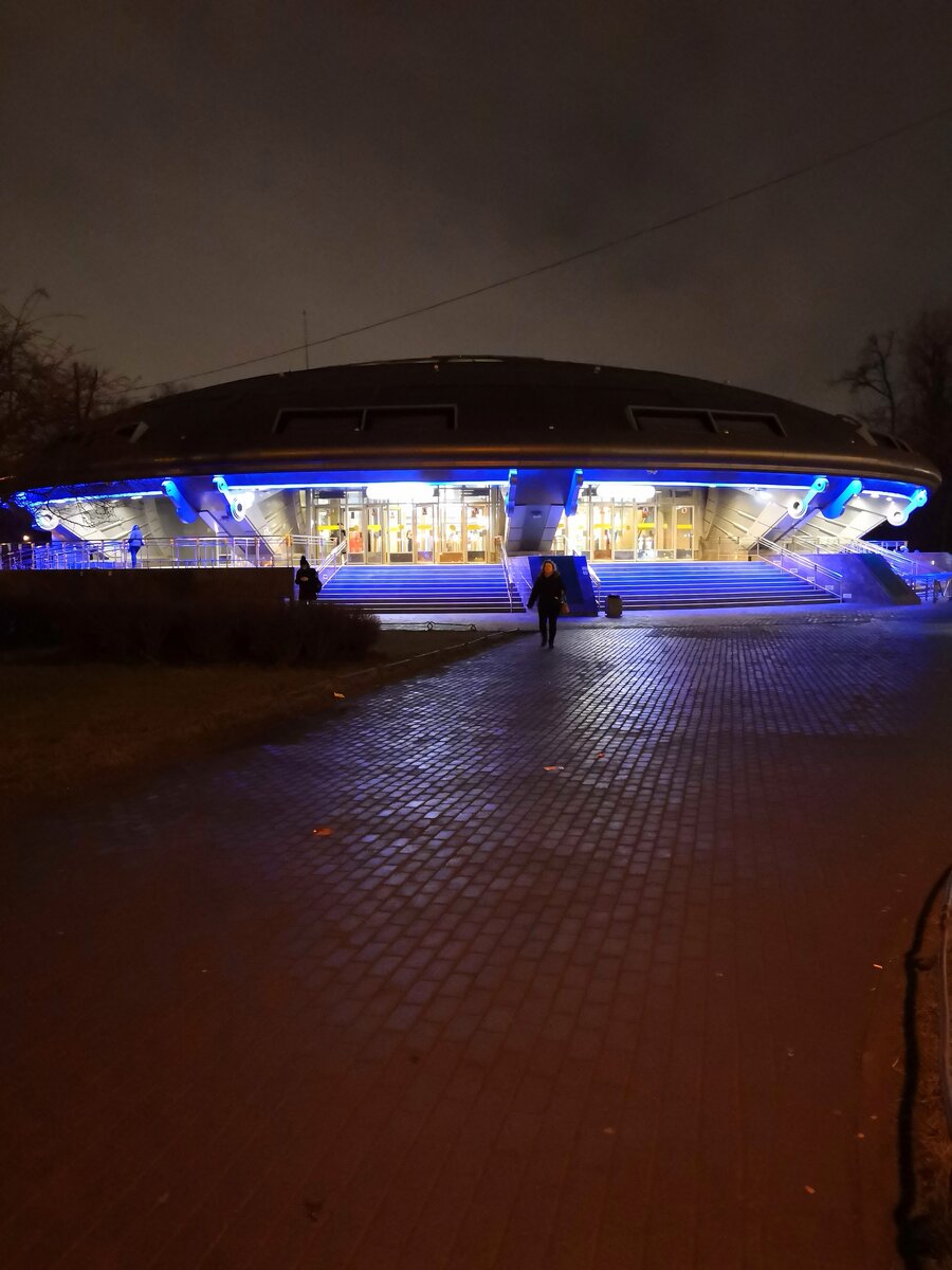 горьковская станция метро санкт петербург