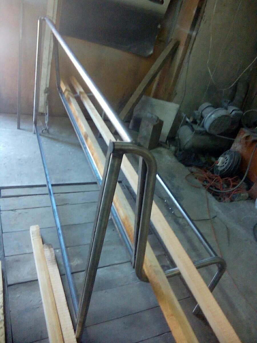 металлический каркас скамьи