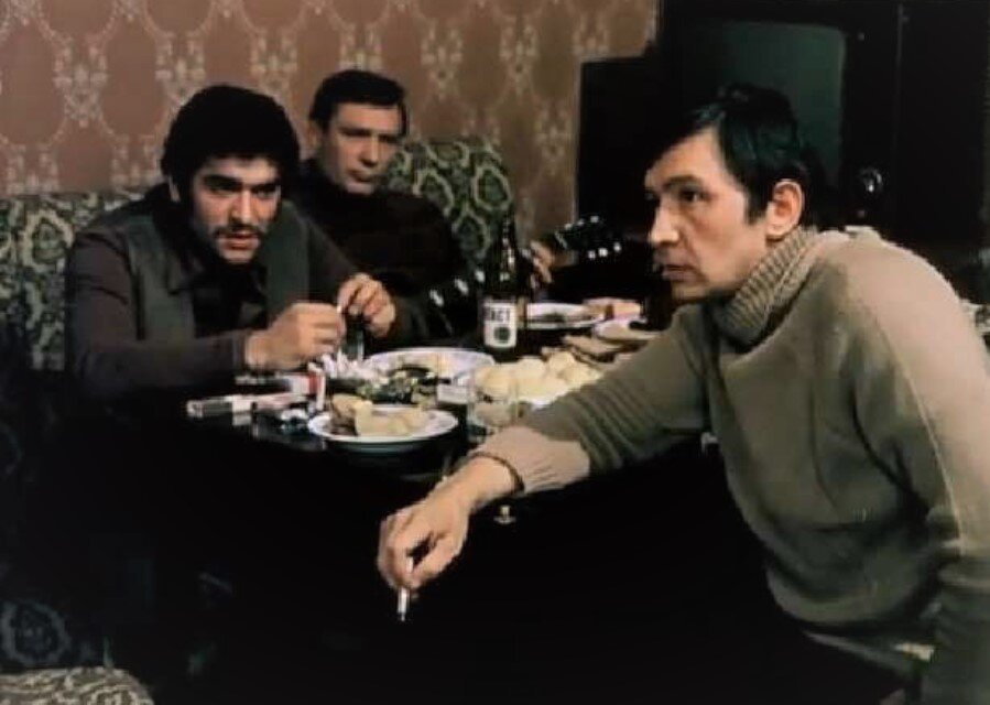 Кадр из фильма "Мужики!..". Роль Арслана, одного из друзей Павла Зубова,  в фильме сыграл папа Миши Бузылёва-Крэцо - Дмитрий Бузылёв (на фото слева)