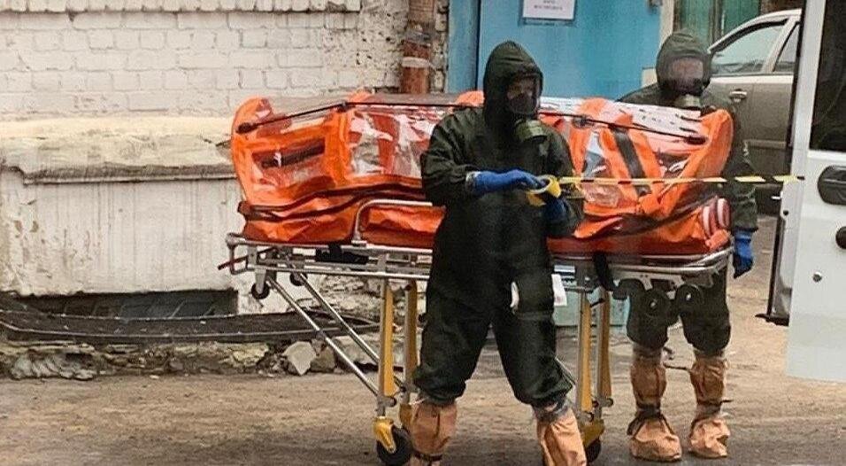 На фото эвакуируют в инфекционную больницу человека с предварительным диагнозом.