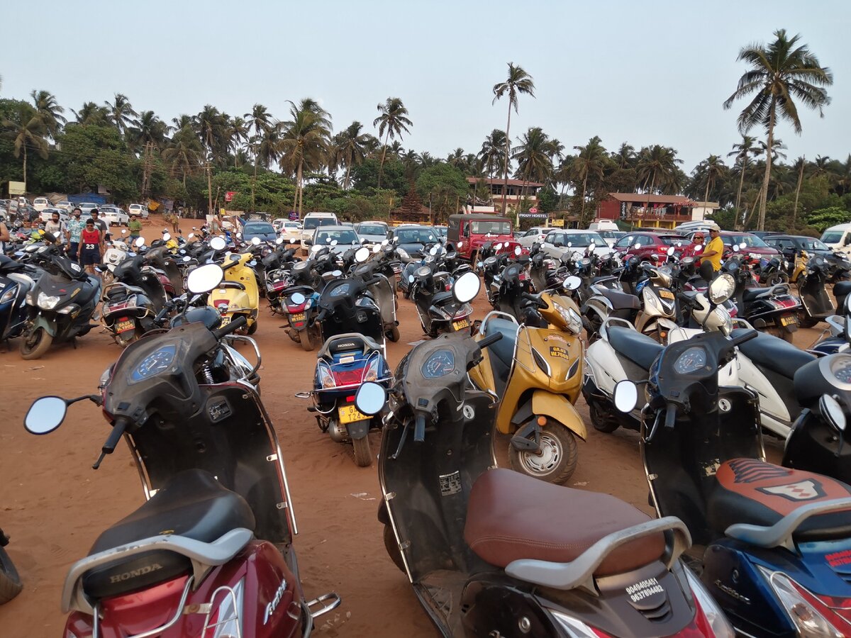 А это продолжение стоянки, там метров 500 машин и мотоциклов. Это единственная стоянка в Арамболе. Согласитесь, на морской вид совсем не похоже. С видом на море там 2 номера, и они с холодильником! Но толи Библики продали больше, чем есть, то ли сам гест.