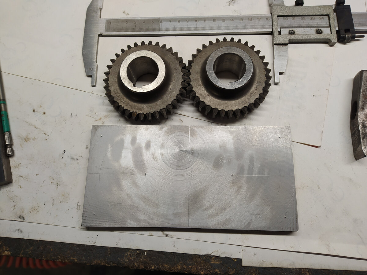 Шестерни от задней передачи, более о них ничего не знаю. Разметка. По осям 85 мм
