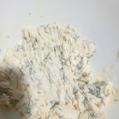 Яичный рулетик с начинкой из плавленого сырка – красивое, вкусное и сытное блюдо
