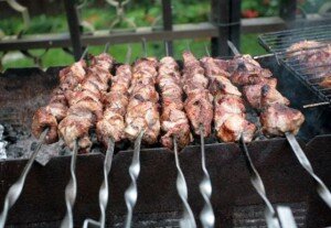 Мангал — главный атрибут загородного пикника и комфортного дачного отдыха. Приобрести этот аксессуар сегодня можно в любом супермаркете. К сожалению, почти все заводские конструкции изготавливаются из тонкого металла, который уже после первого «шашлычного сезона» начинает деформироваться и прогорать.