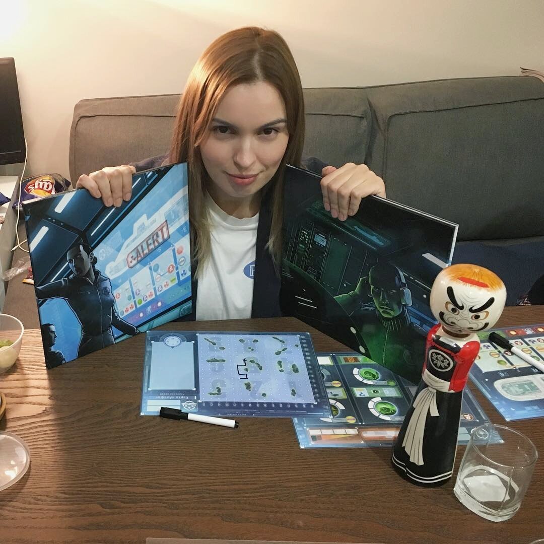 В игре две большие ширмы, чтобы скрывать команды друг от друга, стираемые маркеры, специальные игровые карты и листы, предназначенные для конкретных ролей.