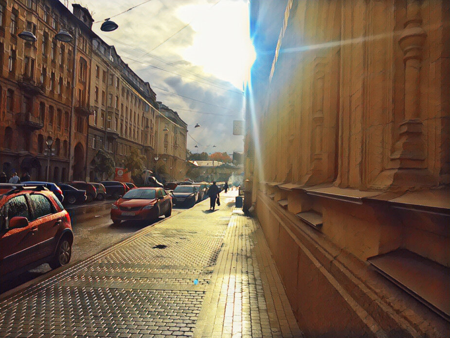 Улица у киновуза иногда выгляди очень "киношно".  Фото Н. Марков.