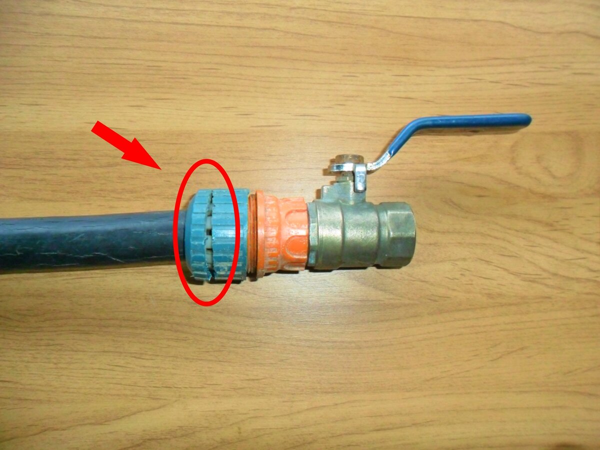 Шланг для душа в силиконовой оплетке. Заклеить шланг вода. Заклеить шланг вода. Заклеить шланг вода. Как заклеить резиновый патрубок.