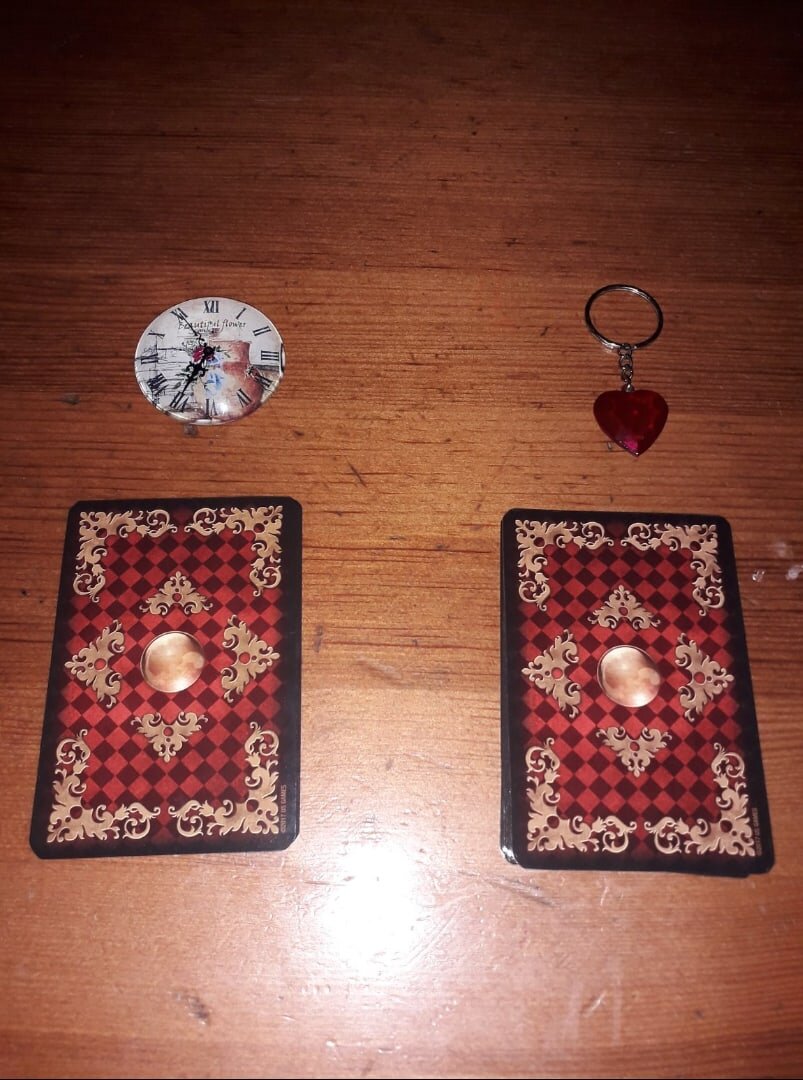 1 вариант часы, 2 брелок с сердцем.