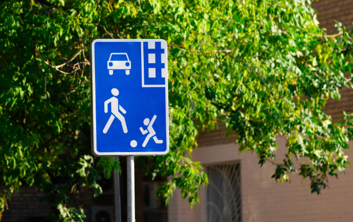 Знак под номером 5.21 (“Жилая зона”) устанавливается во дворах многоквартирных домов и перед территориями индивидуальной застройки. Он предполагает много ограничений для водителей.-2