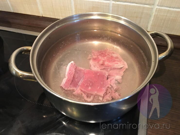 Заливаю мясо холодной водой