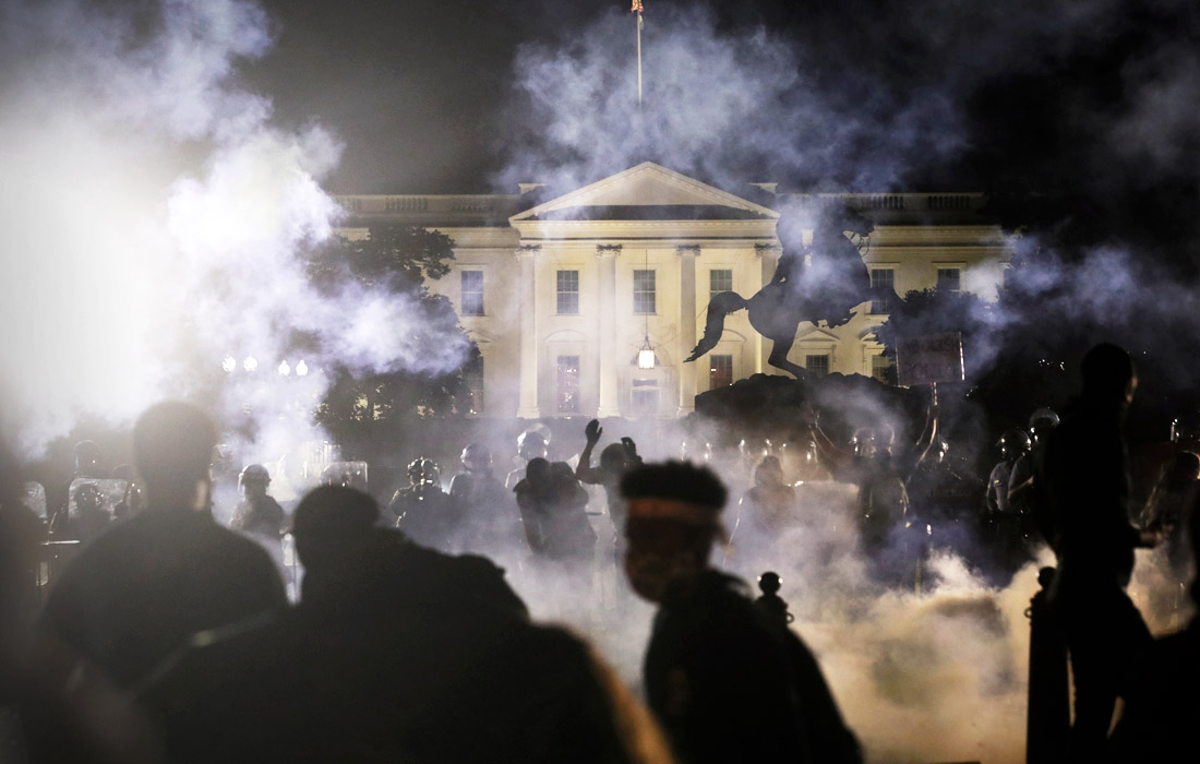 Протестующие у Белого Дома на фоне убийства полицейским Джорджа Флойда